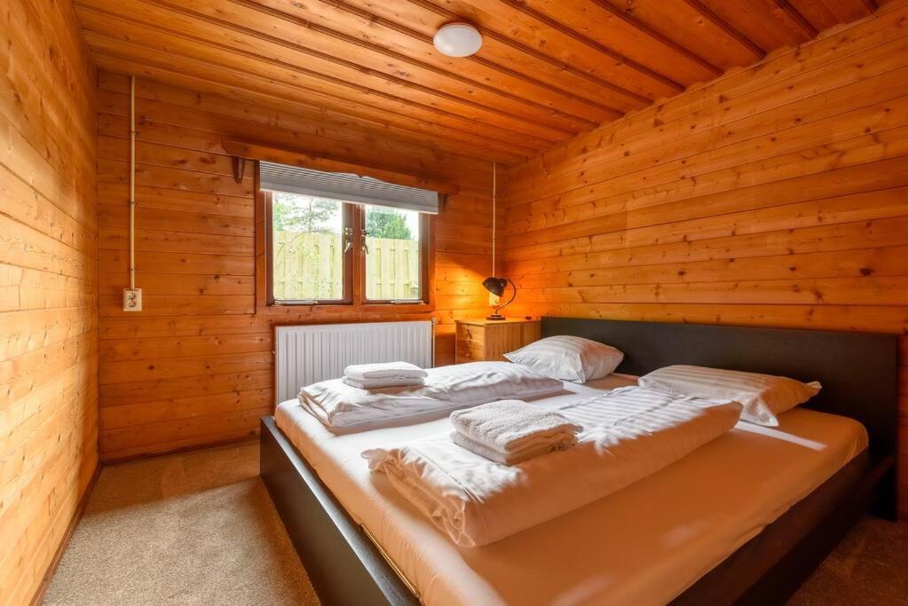 Spacious Wooden Cottage With Infra-Red Sauna At Veluwe Putten Exterior photo