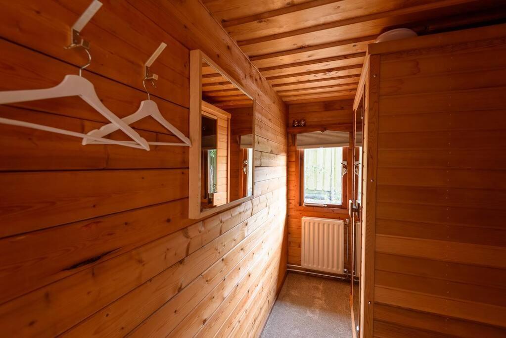 Spacious Wooden Cottage With Infra-Red Sauna At Veluwe Putten Exterior photo